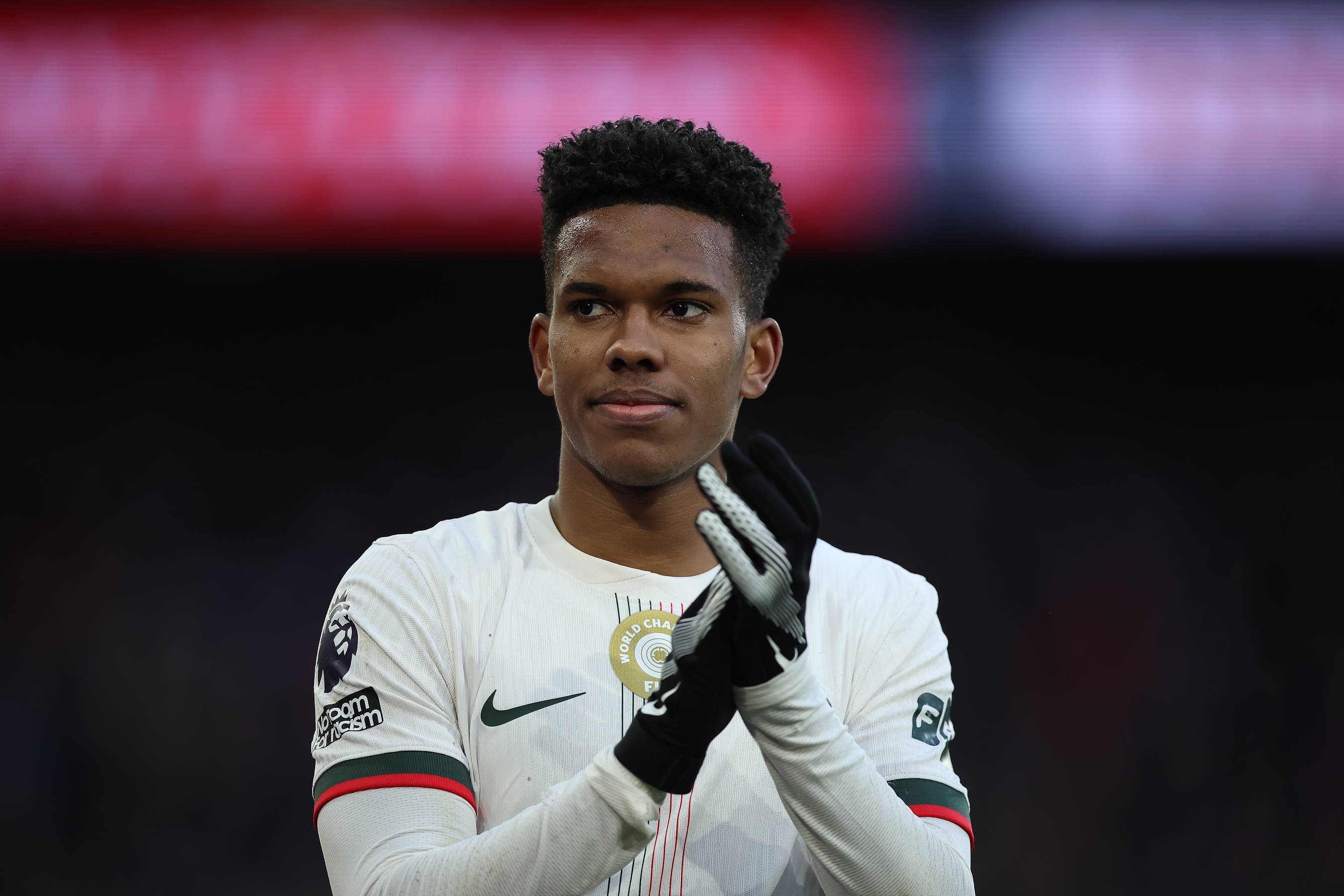 7m体育-记者：埃斯特旺参与切尔西训练，里斯·詹姆斯、约恩森没有参加