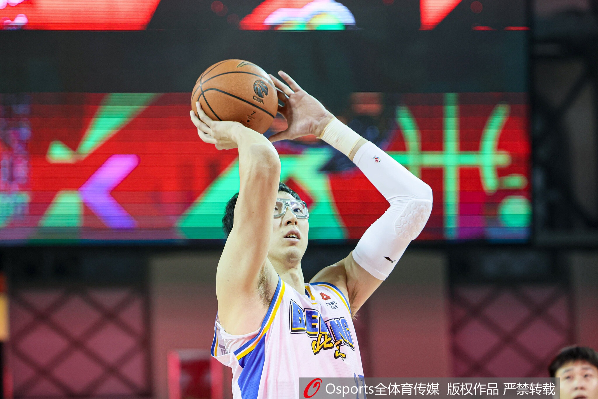 7m体育官网-填满数据栏！周琦半场3中2拿到5分6板1助1断1帽 3前场板