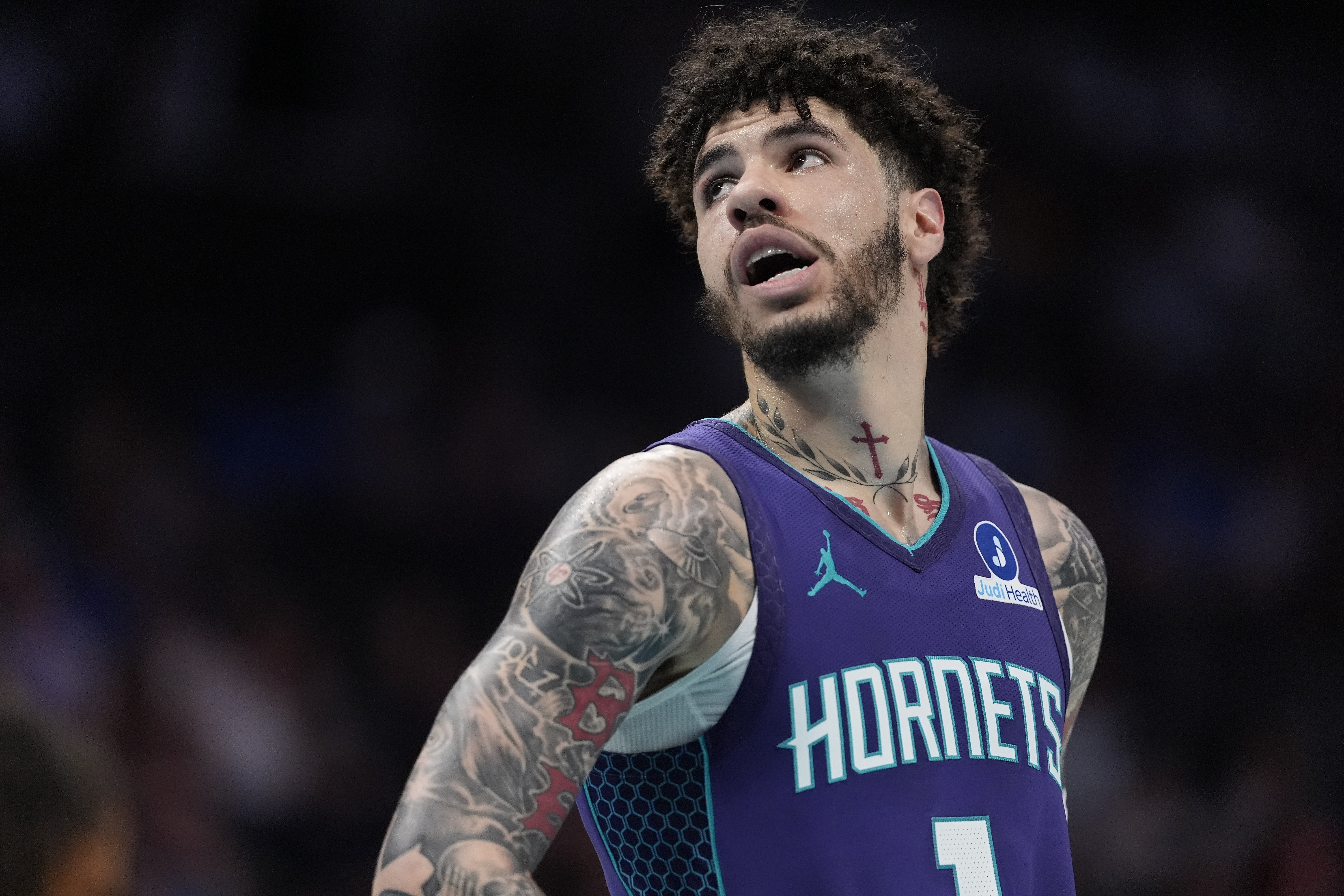 7m体育官网-虎头蛇尾！拉梅洛·鲍尔24中12&amp;三分15中6空砍36+5+6 末节零分